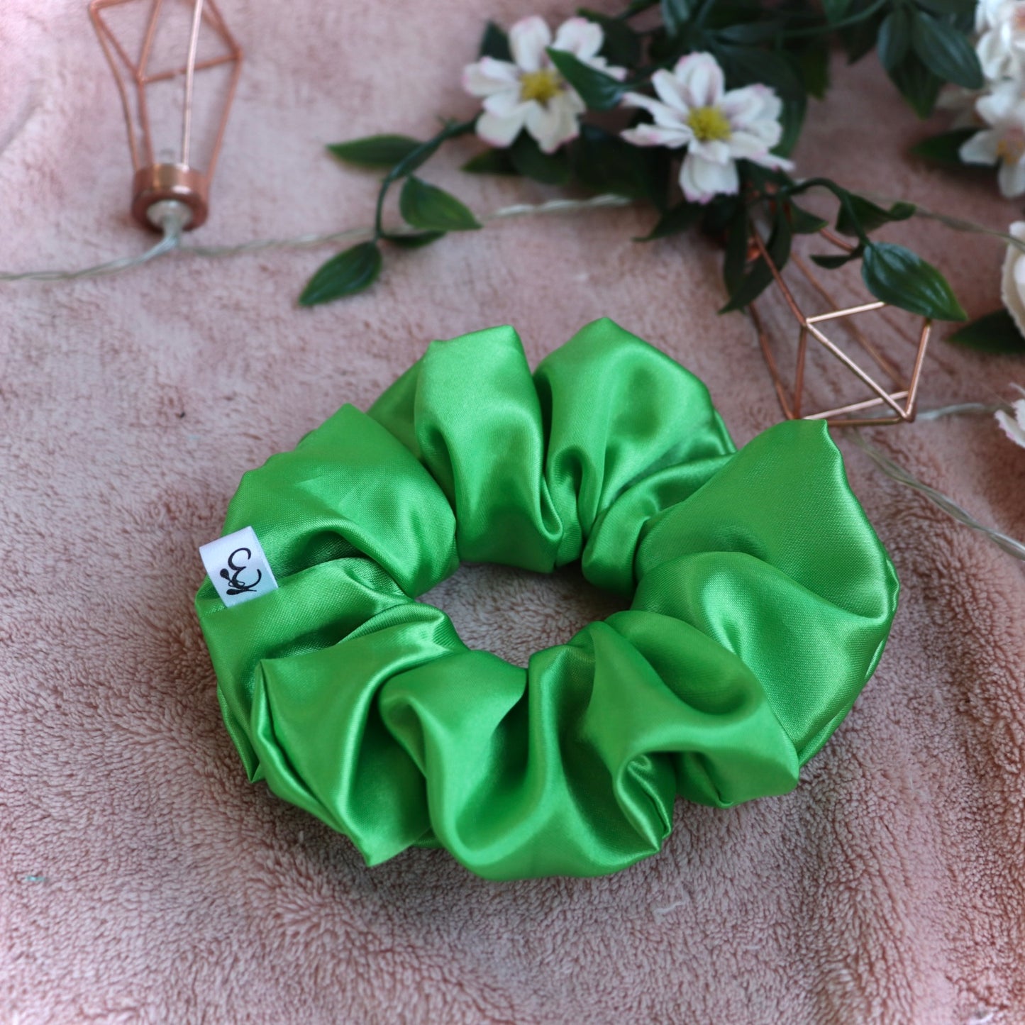 Ella - kirkkaan vihreä satiini scrunchie | Varastontyhjennys