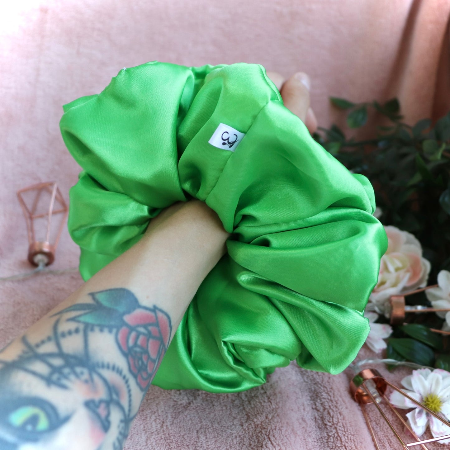 Ella - kirkkaan vihreä satiini scrunchie | Varastontyhjennys